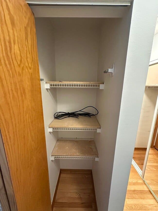 Building Photo - Great studio apartment in convenient locat...