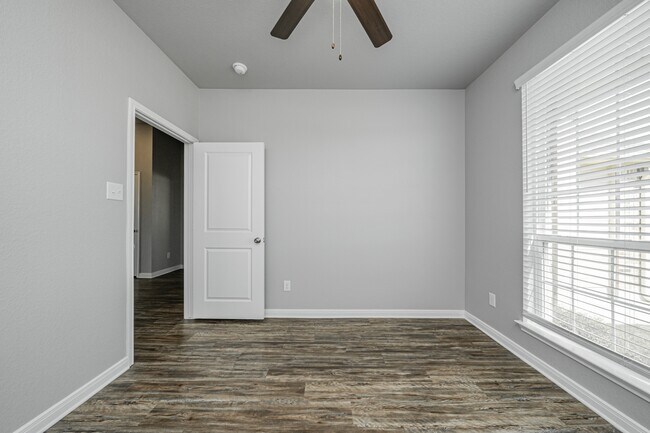 Building Photo - 536 Fallbrook Dr