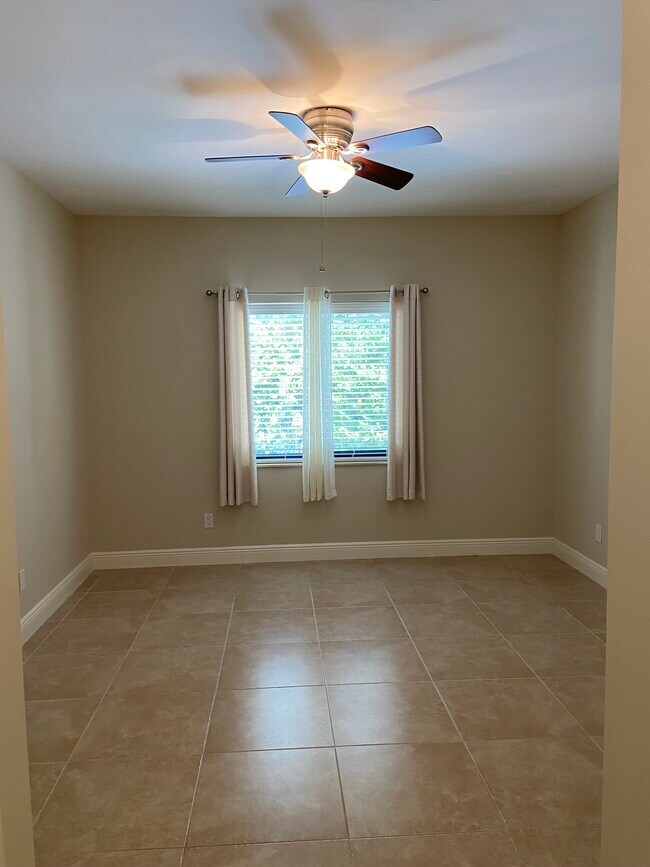 Building Photo - 4400 Vanda Dr