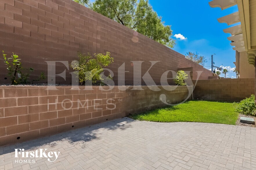 Building Photo - 987 Eureka Dunes Ave