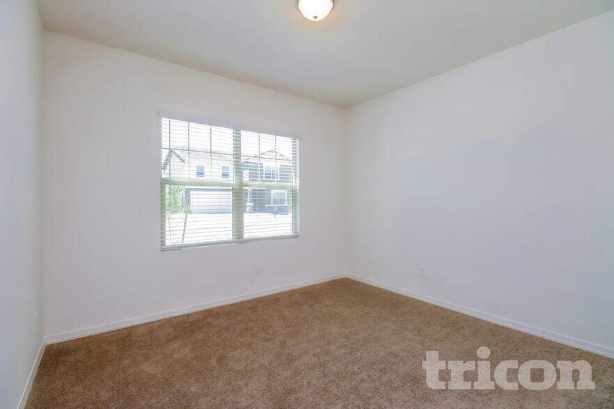 Building Photo - 4578 W Saddlebush Way