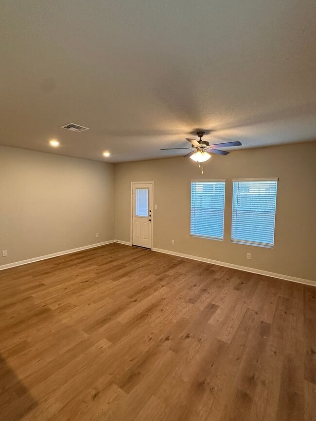 Building Photo - Gorgeous Luxury 3/2.5 Home