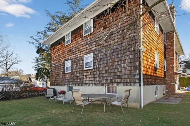 Building Photo - 17 Union Ave