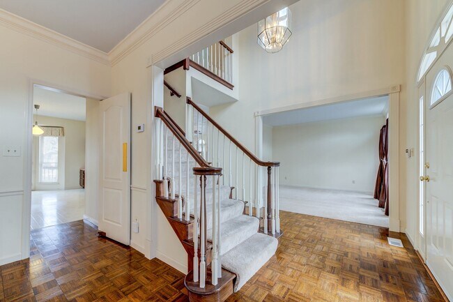 Building Photo - Spacious Parkway South Home with Walk-Out Basement & Large Backyard