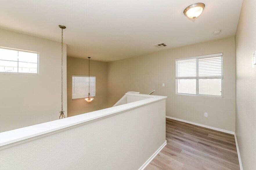 Building Photo - 3520 Terraza Mar Ave