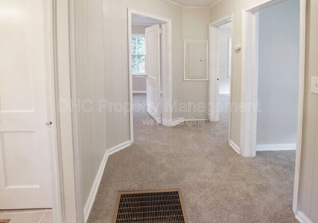 Building Photo - 892 Midway St SE