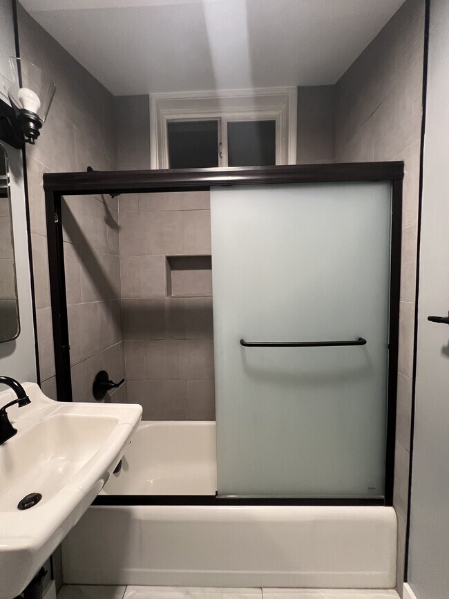 Building Photo - 225 N Cloverdale Blvd