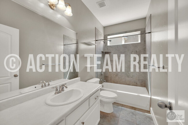 Building Photo - Row End Townhome in Orem!