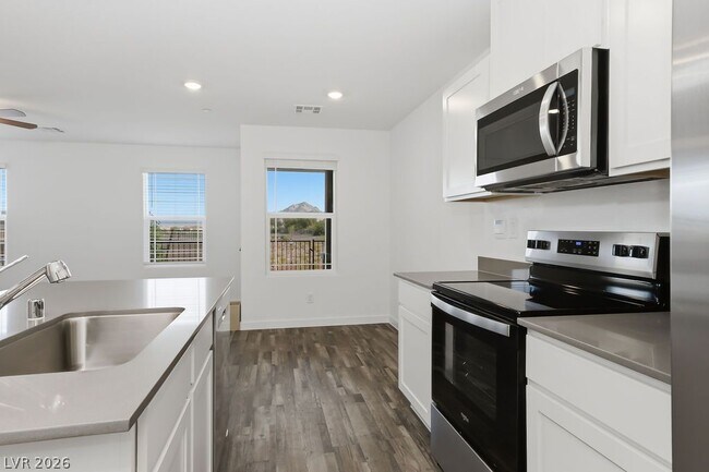 Building Photo - 482 Golden Myna Ave