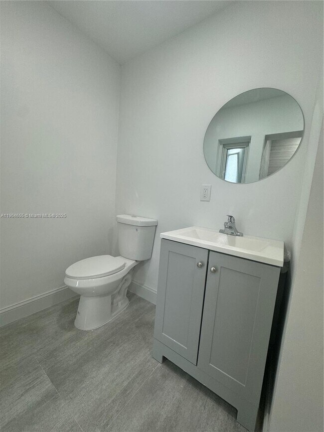 Building Photo - 19340 Bel Aire Dr