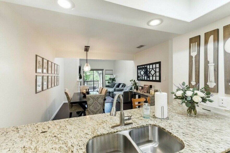 Building Photo - 8110 Baywood Dr