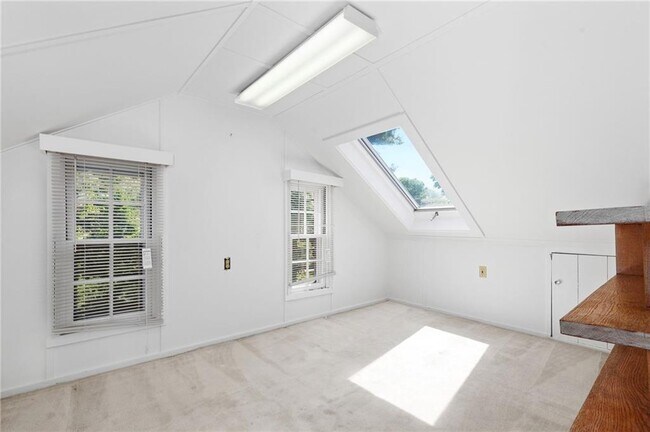 Building Photo - 8 Sylvan St