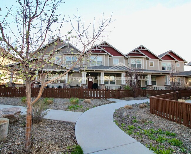 Building Photo - Incredible Townhome
