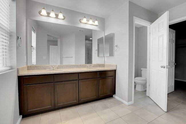 Building Photo - $2,750.00, 3 bed, 2.5 bath located in Denver