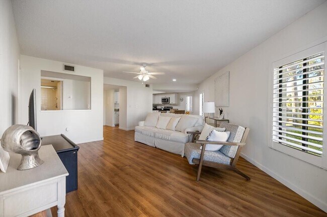 Building Photo - 822 Capri Isles Blvd