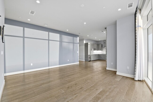 Building Photo - Stunning high rise unit in the affluent River Oaks District!
