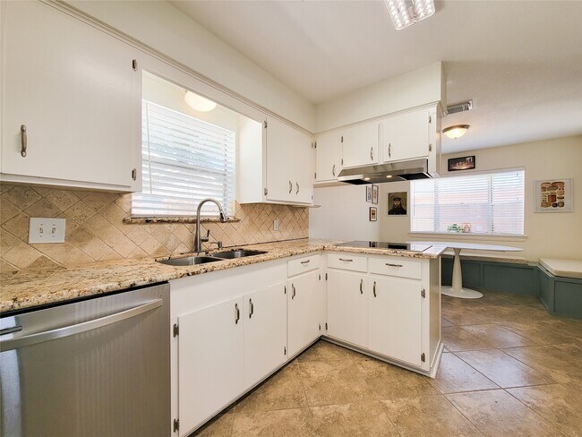 Building Photo - 2115 Forest Oaks Dr