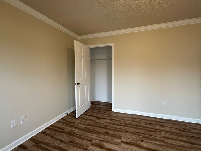 Building Photo - 328 Brookside Ct