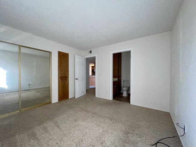 Building Photo - 2bed 2bath Gated Community with a Swimming Pool