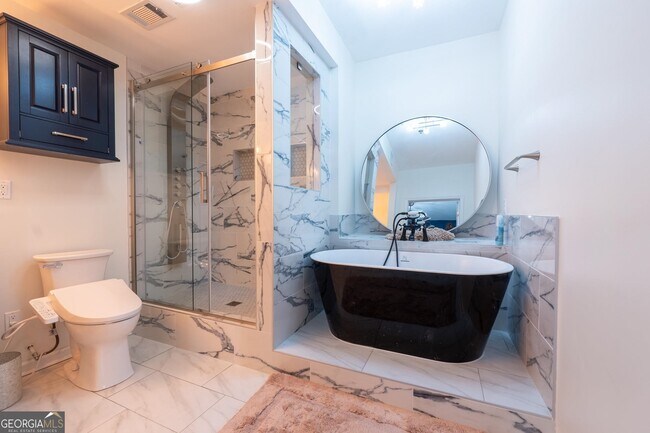 Building Photo - 2161 Peachtree Rd NE