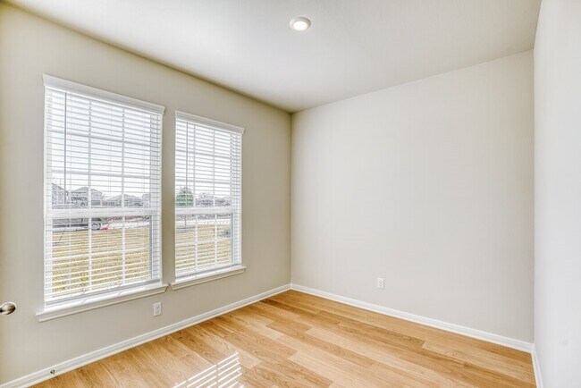 Building Photo - 421 Mustang Trot Dr