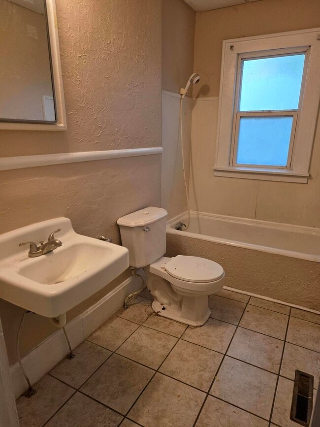 Building Photo - 614 S Fremont Ave