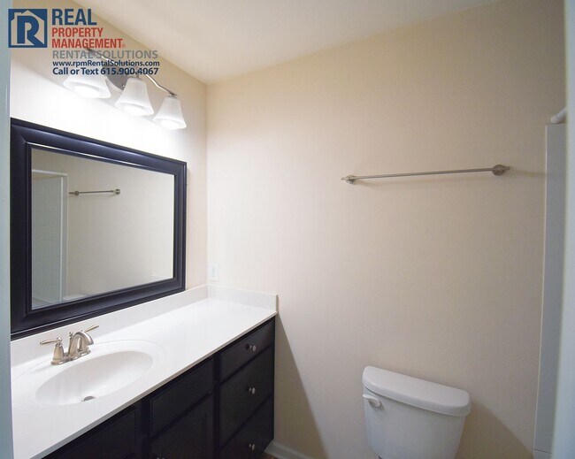 Building Photo - Wonderful townhome 15 min. to downtown Nashville- pool, tennis courts & fitness center!