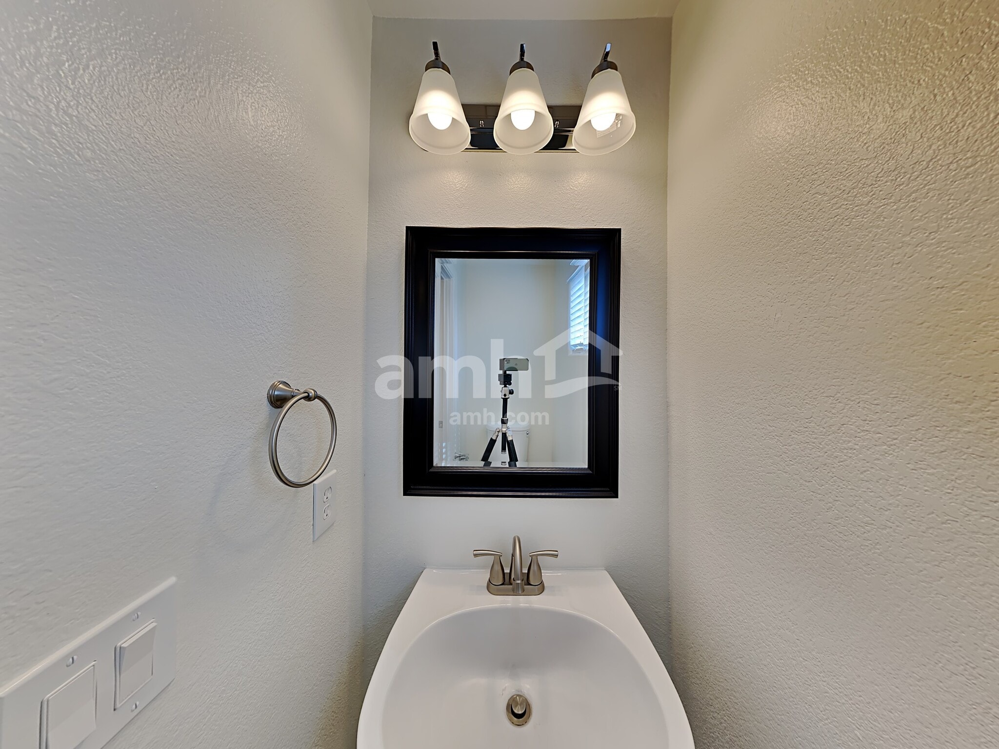 Building Photo - 12866 W Alvarado Rd