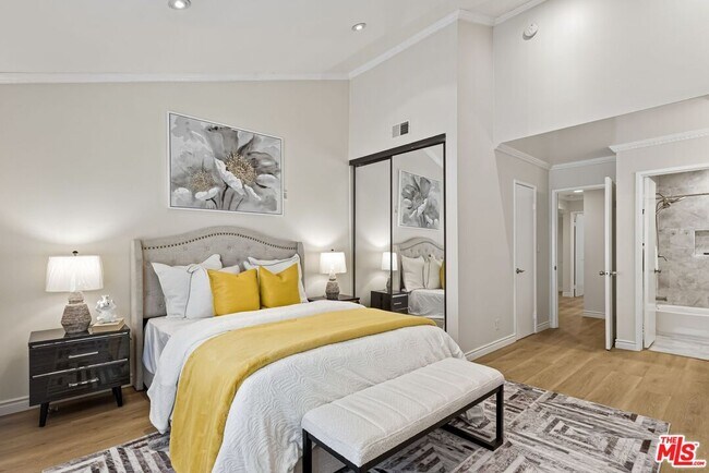 Building Photo - 620 W Hyde Park Blvd