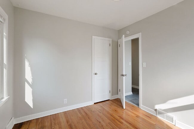 Building Photo - Spacious 4BR/2BA Duplex — Available August...