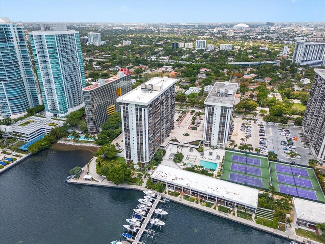 Building Photo - 1925 Brickell Ave