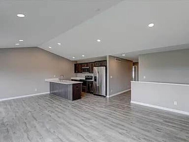 Building Photo - Family Home in Altoona - Available Now!