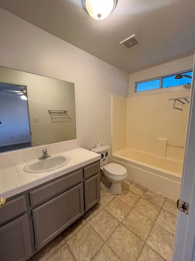 Building Photo - Single Family Home