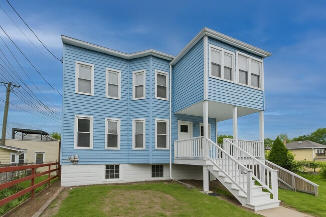 Building Photo - 2144 W Montrose Ave