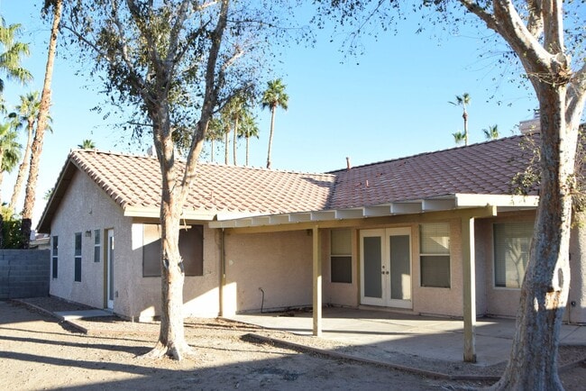 Building Photo - SE - SINGLE STORY 3 BEDROOM, FULLY UPGRADED HOME IN GATED COMMUNITY