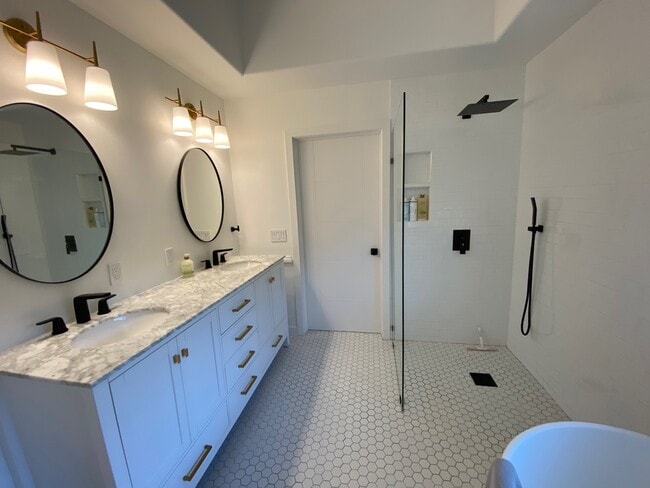 Building Photo - 8287 Mannix Dr