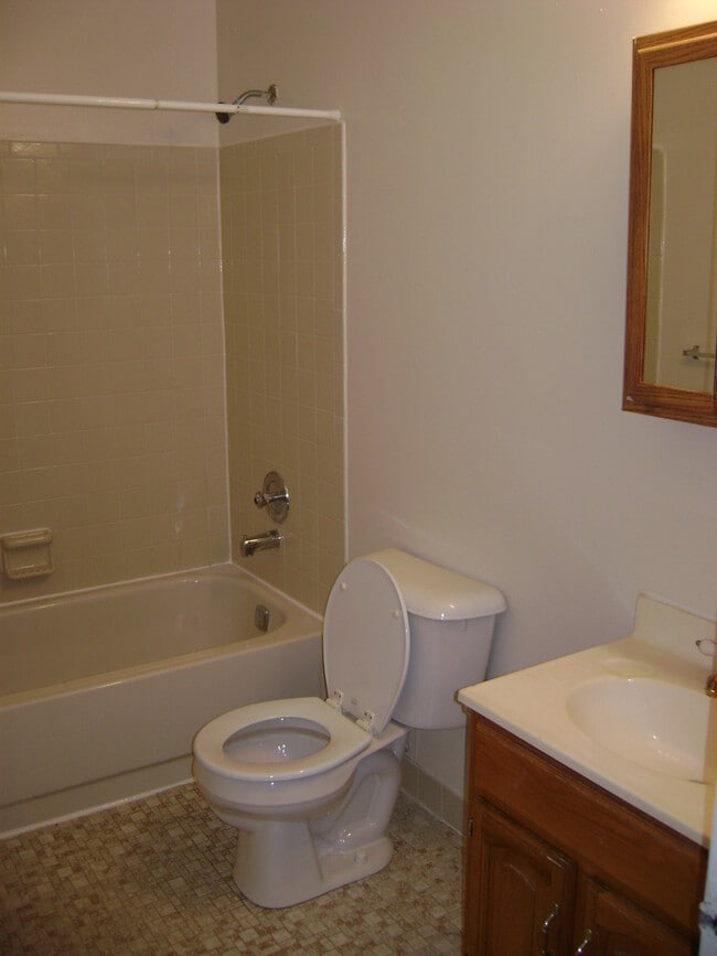 Building Photo - 3BR Townhome with garage! This house will go fast!!