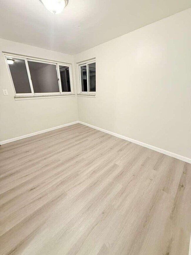 Building Photo - Spacious and beautifully updated 4-bedroom, 2-bath