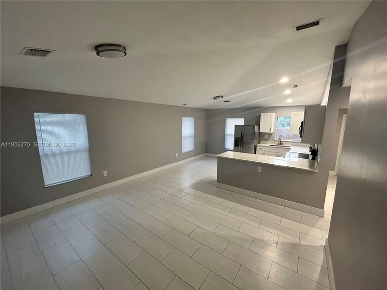 Building Photo - 1724 NW 1st Pl