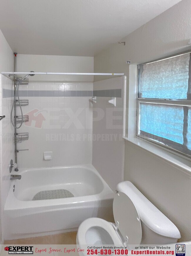 Building Photo - 3-Bedroom Home Near Lions Gate Park