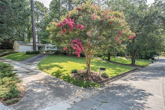 Building Photo - 1210 Lenox Cir NE