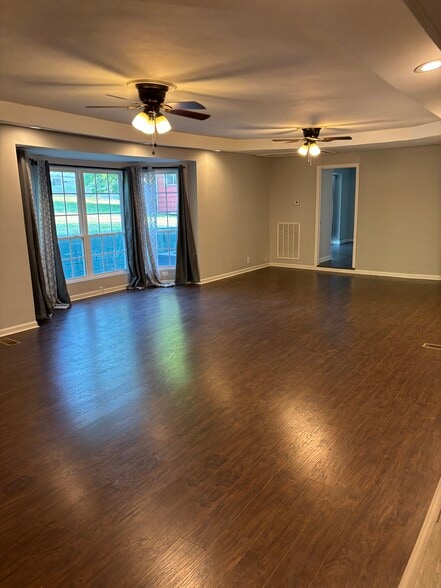 Building Photo - 627 Rowan Dr