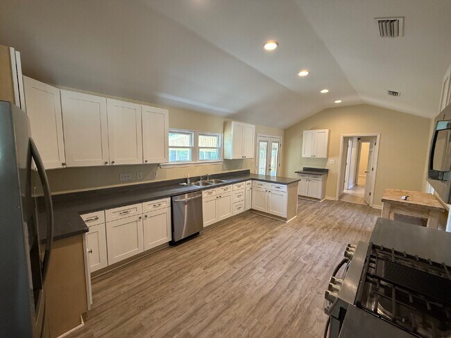Building Photo - Nice 5 bedroom , 3 bath home located in Mobile.  $75 per applicant