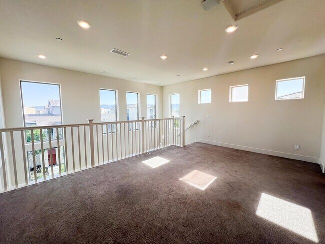 Building Photo - Newer Spacious 5 Bedroom Home Located in C...