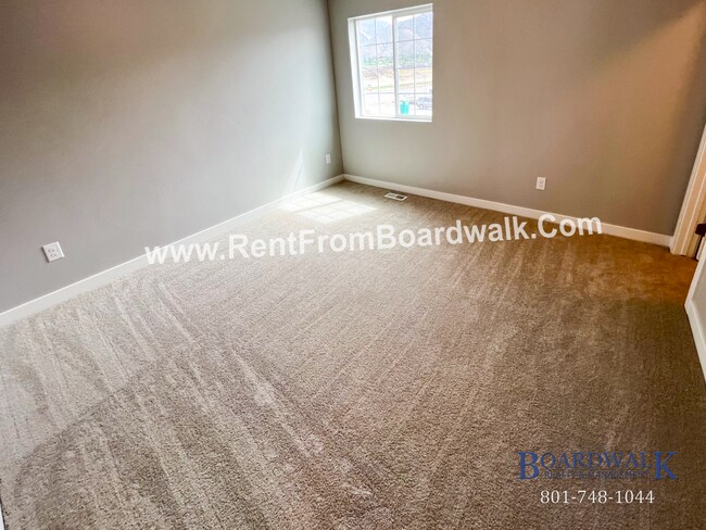 Building Photo - Modern Town Home in Highland!