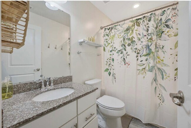 Building Photo - 337 Roche Dr