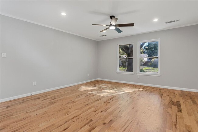 Building Photo - Recently Renovated 4-bed 3.5-bath 2-living...