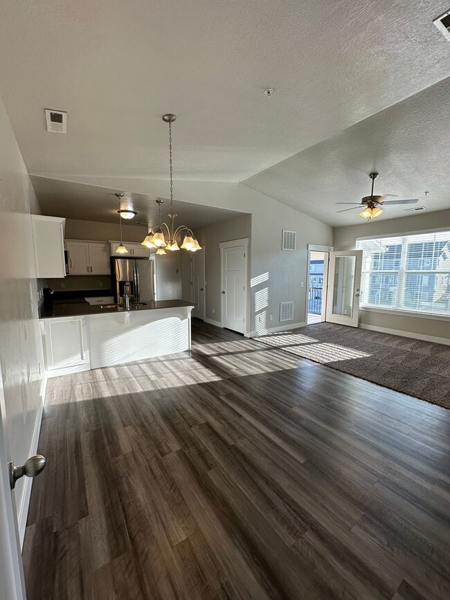Building Photo - Bright and Modern 3 Bed Condo in Prime Location with Pool & Clubhouse!!