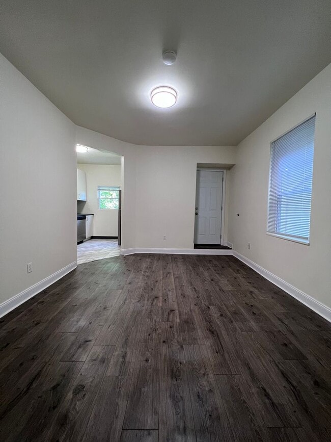 Building Photo - Updated 4BR 1.5 bath home with rear parking!