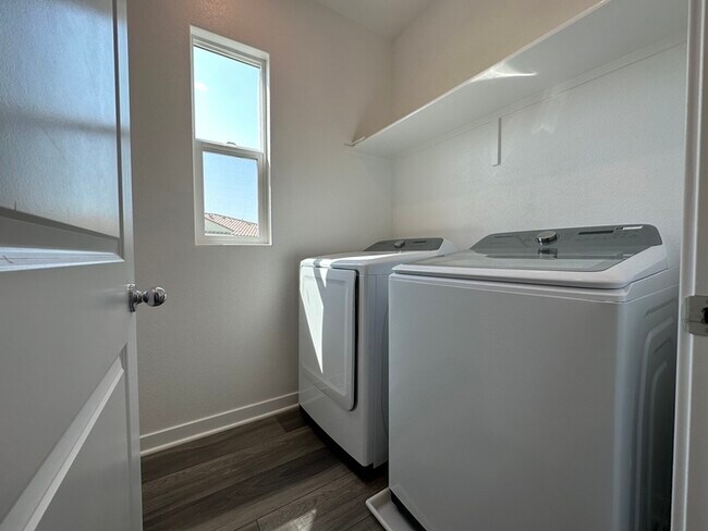 Building Photo - Gorgeous 3 Bedroom 2.5 Bathrooms